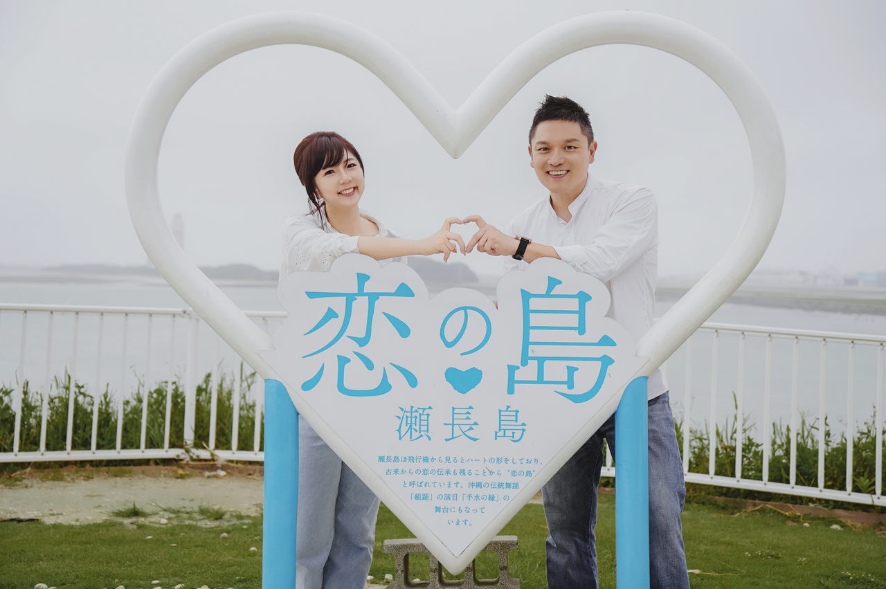 兩人在戀之島的心形裝置旁互動
