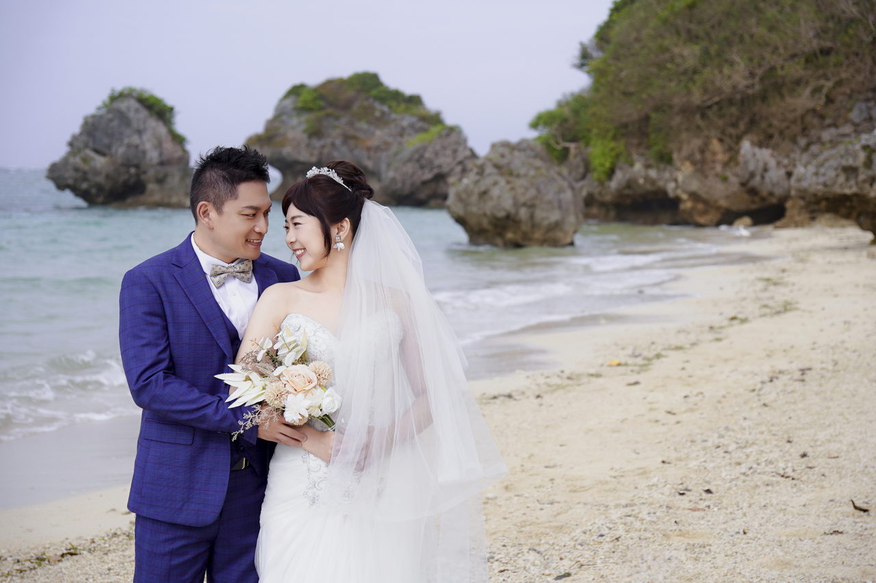 海灘上的婚紗與皇家藍西裝中景
