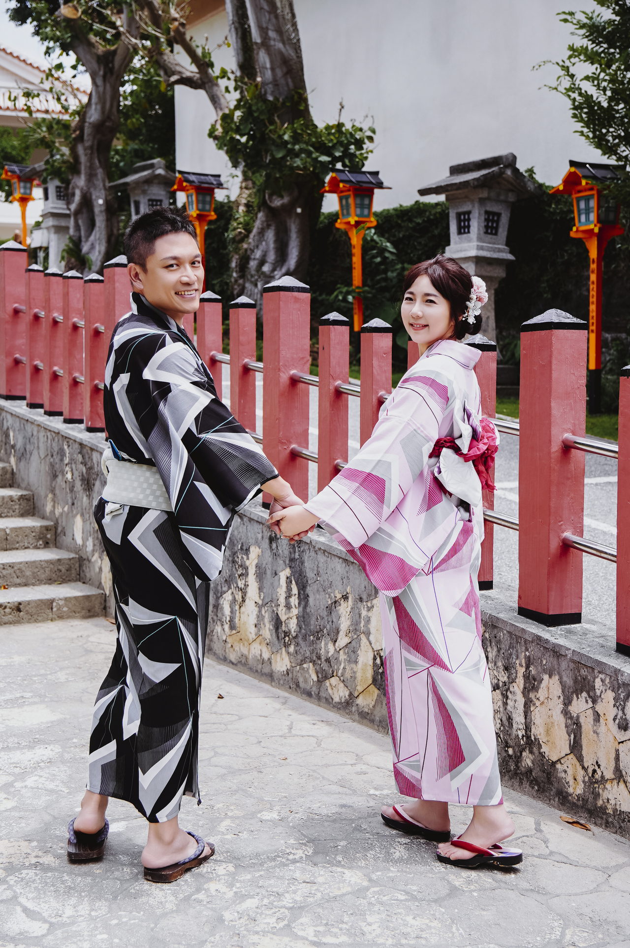 Cindy 回頭牽著 Larry 的手往前走